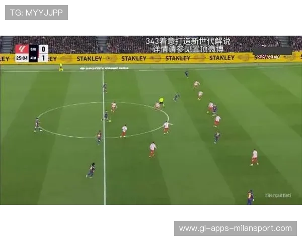 巴萨阵地战形成完美配合，拉菲尼亚禁区内补射得分
